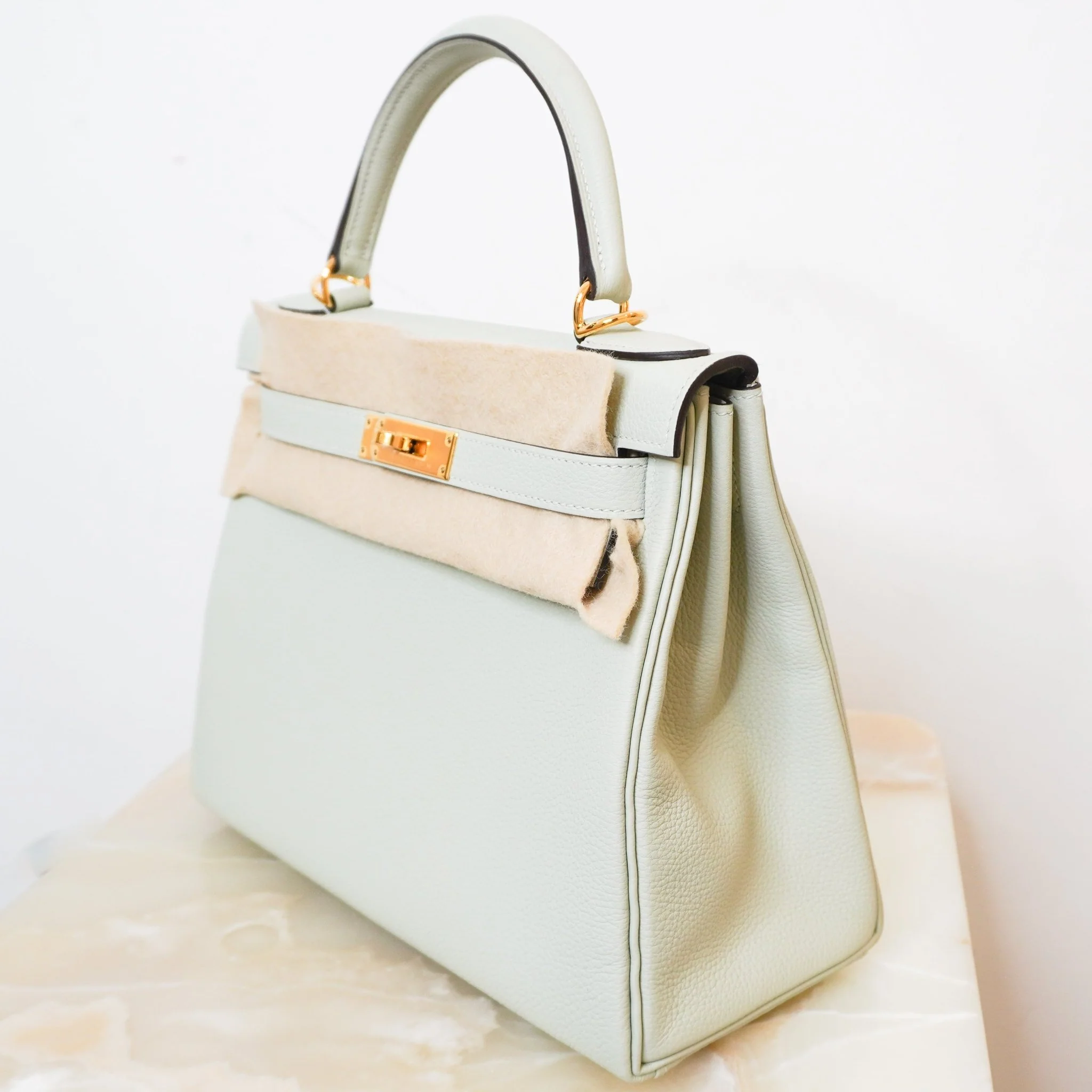 NEW Hermès Kelly 28 Gris Neve Togo Retourne Gold Hardware | Authentic Preloved - Image 4